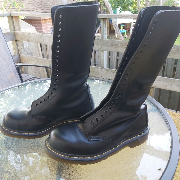 Near new pair of black 20 Hole Dr. Martens Size 9 - Picture 3 of 6